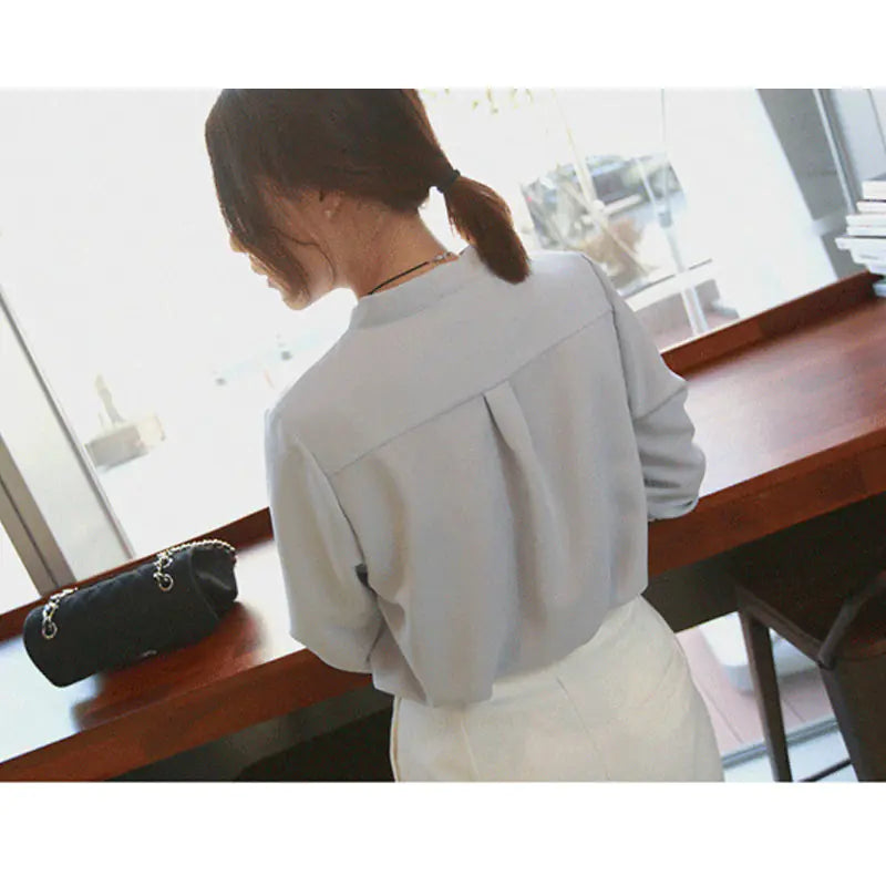 Camisa blanca de gasa Cuello en V, corte holgado