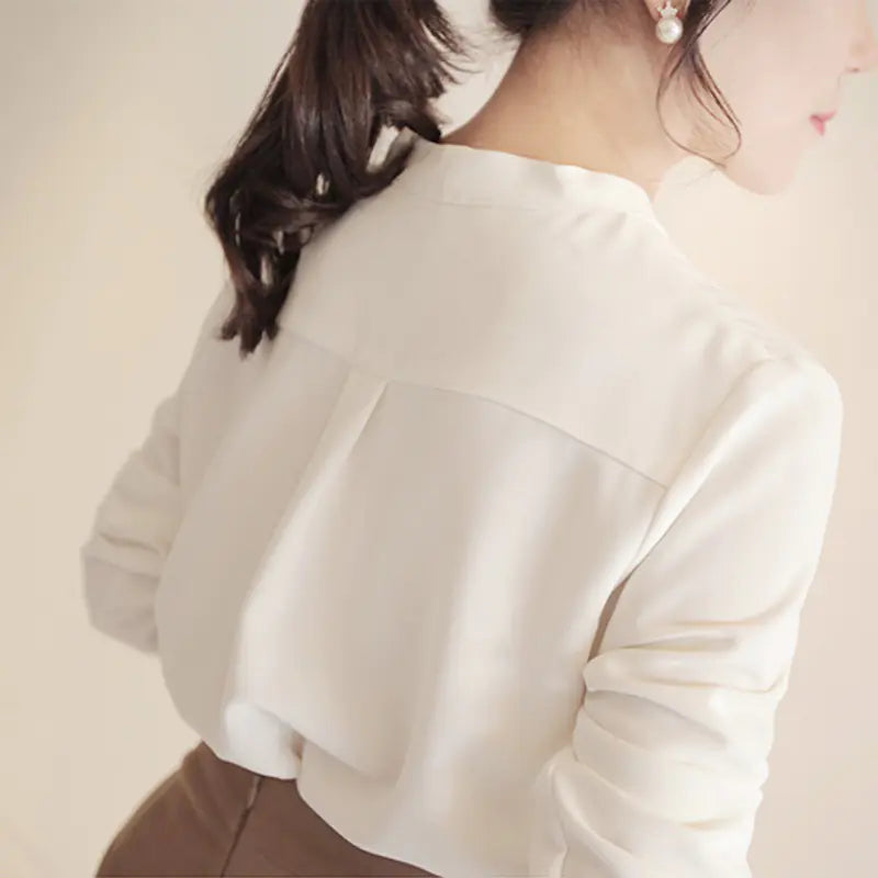Camisa blanca de gasa Cuello en V, corte holgado