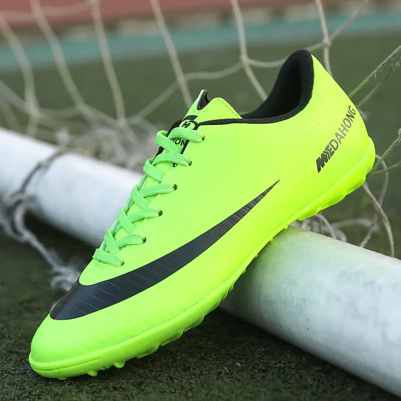 Zapatos de fútbol de césped.
