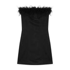 Mini vestido sin tirantes con plumas
