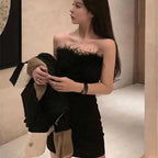 Mini vestido sin tirantes con plumas
