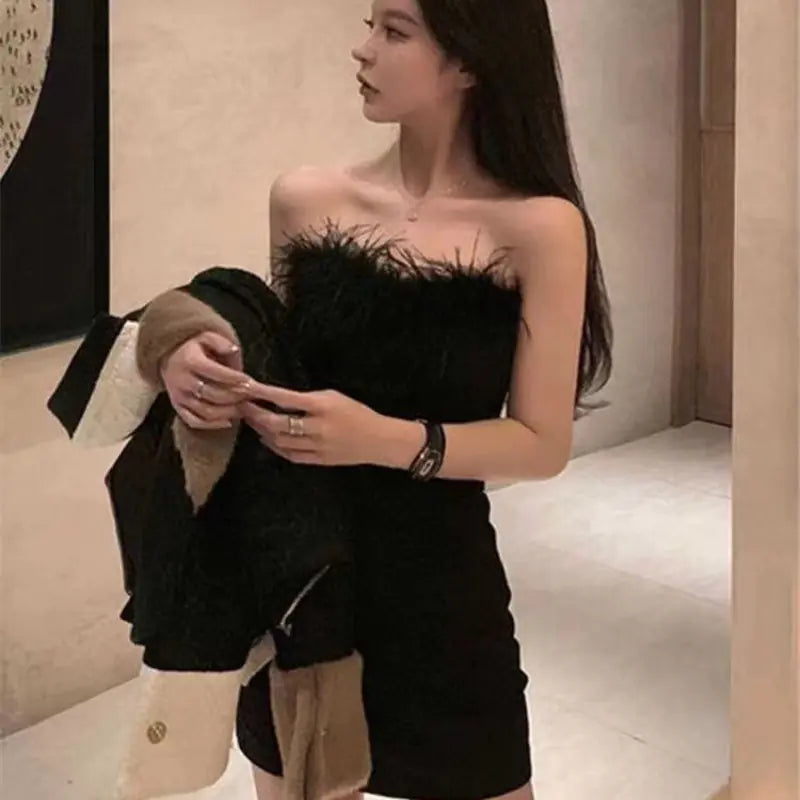 Mini vestido sin tirantes con plumas