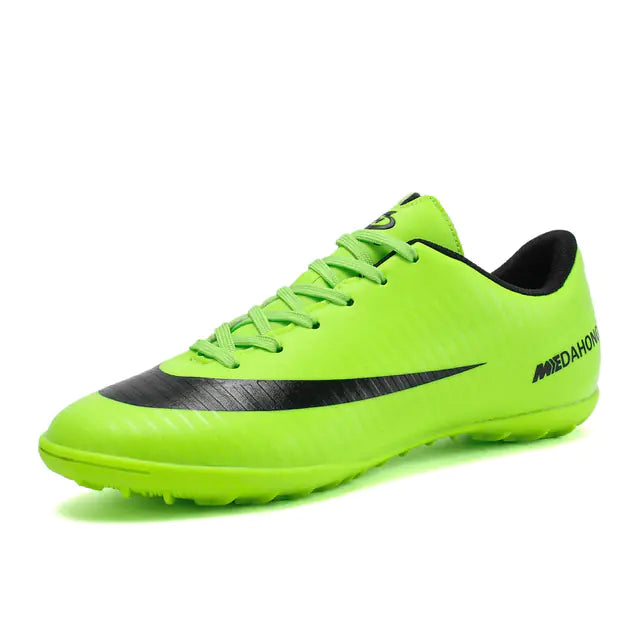 Zapatos de fútbol de césped.