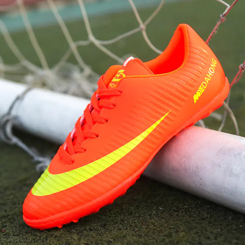 Zapatos de fútbol de césped.