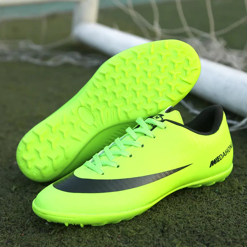 Zapatos de fútbol de césped.