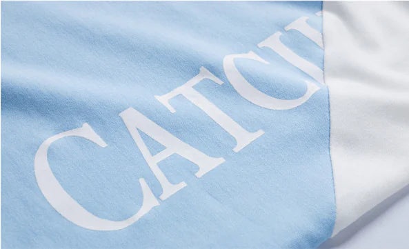 Camiseta de manga corta con capucha y bloques de color