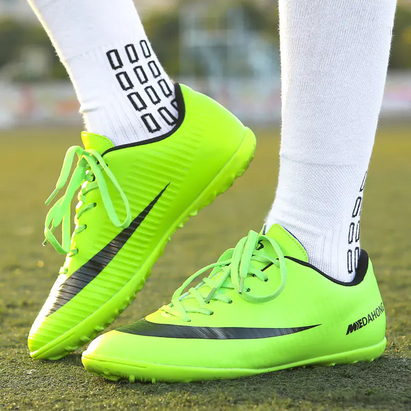Zapatos de fútbol de césped.