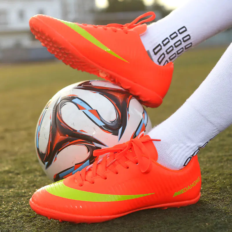 Zapatos de fútbol de césped.